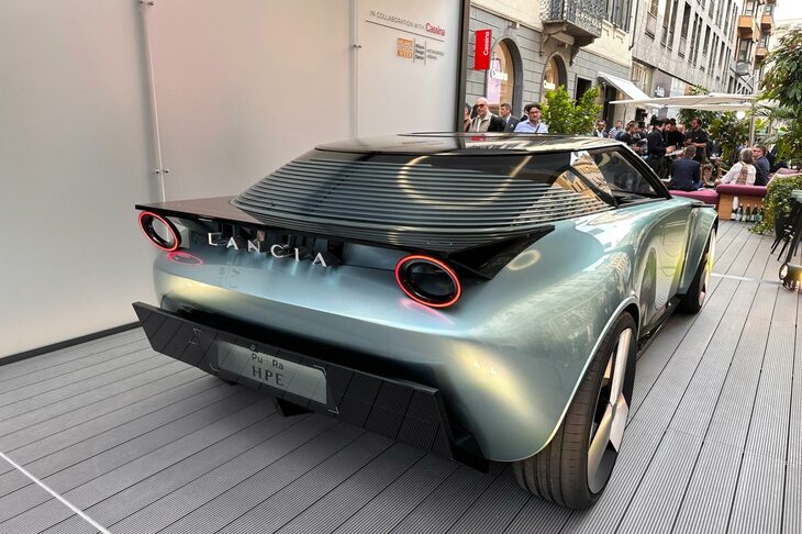 「Pu＋Ra HPEコンセプト」は、2023年4月にミラノにおいてカッシーナのショールーム前に展示された。丸型のテールランプは、言うまでもなく「ストラトス」へのオマージュである。