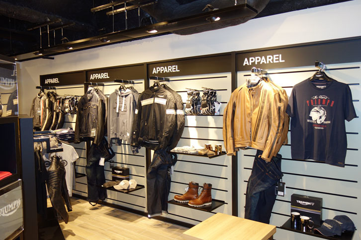 ヘルメットからブーツにいたるまで、バイクウエアもずらりと取りそろえている。