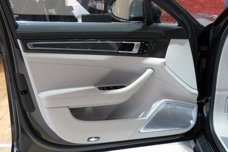 ポルシェ・パナメーラ ターボ（フロントドア）