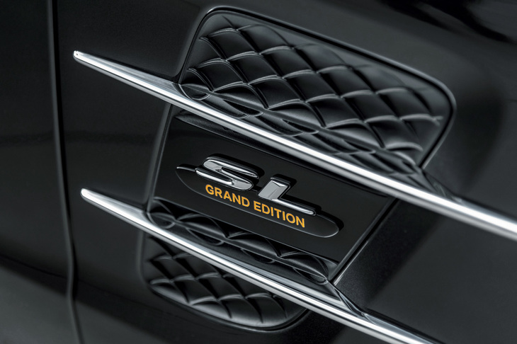 グランドエディション専用フェンダーバッジが備わる。