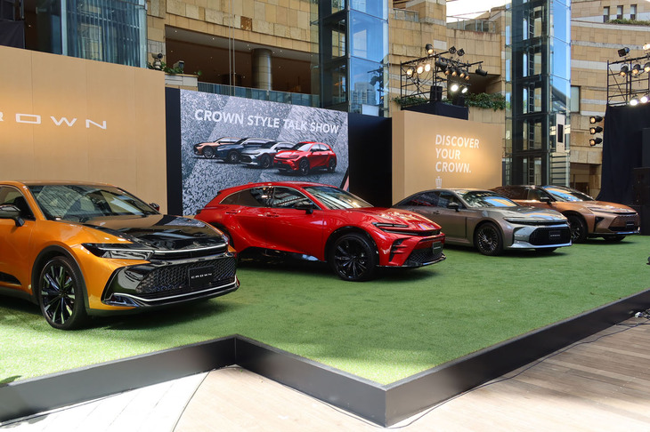 ステージ上に展示された、「クラウン」シリーズ4モデル。写真左から順に、「クラウン クロスオーバー」「クラウン スポーツ」「クラウン セダン」「クラウン エステート」。