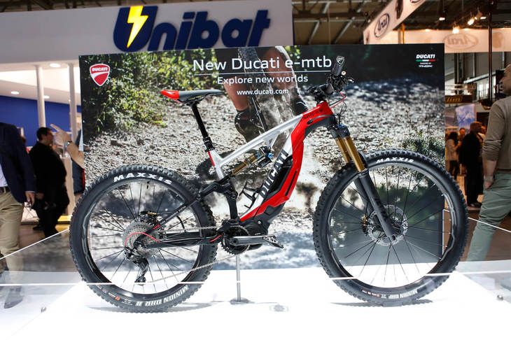 EICMAの開催前に発表された、イタリアの電動アシスト自転車メーカー「Thok Ebikes」とのコラボレーションによって生まれたマウンテンバイク「ドゥカティMIG-RRエンデューロ」。バッテリーはフレームのダウンチューブ前方にセット。モーターにはシマノ製「Shimano Step E8000」を使用する。2018年のEICMAでは、数多くの電動アシスト付き自転車メーカーが、“電動モーターサイクルブランド”のいちカテゴリーとして出展していた。