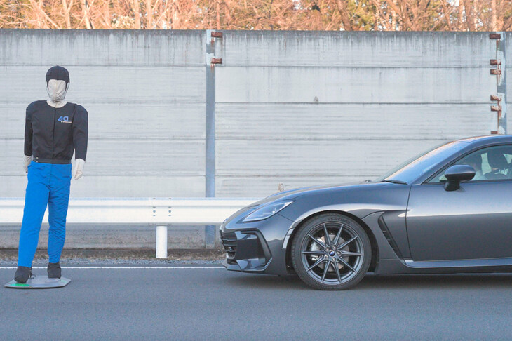 道路運送車両法の改正による衝突被害軽減ブレーキの義務化のスケジュールは、（1）国産車の新型車が2021年11月から、（2）輸入車の新型車が2024年7月から、（3）軽トラックを除く国産車の継続生産車が2025年12月から、（4）輸入車の継続生産車が2026年7月から、（5）軽トラックの継続生産車が2027年9月からとなっている。