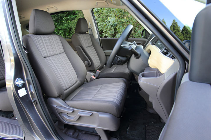 
	運転席と助手席の間は、ウオークスルー可能。シートの座面幅はそのままに、左右シート間の距離（150mm）は、先代より50mm拡大されている。
	