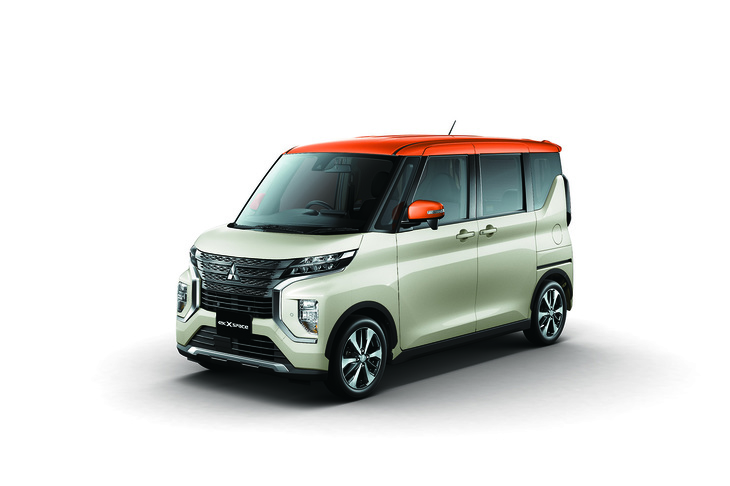 「デリカミニ」と中身が（ほぼ）同じだと思われる「三菱eKクロス スペース」。顔はこちらのほうがよっぽど「デリカ」の“ミニ”だ。