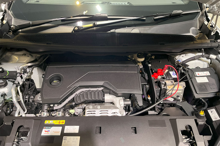 新開発の1.2リッター直3ガソリンターボエンジンと電動モーターを内蔵した6段デュアルクラッチ式トランスミッションを組み合わせた48Vマイルドハイブリッドシステムを搭載。