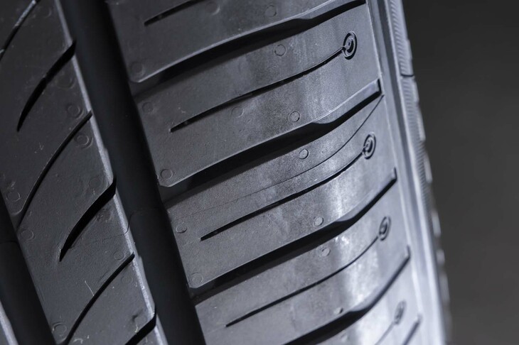 コンパウンドにはハイグリップタイプのレジンを採用。路面との密着性を高めてグリップ力を強化している。