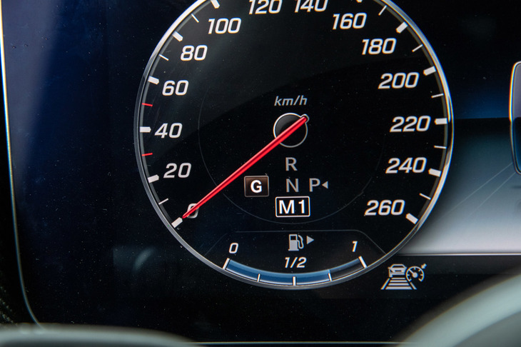 新型「Gクラス」では、副変速機をローレンジに入れると自動で「Gモード」と呼ばれる走行モードが起動。パワープラントなどの各種制御が、悪路走破向けに切り替わる。