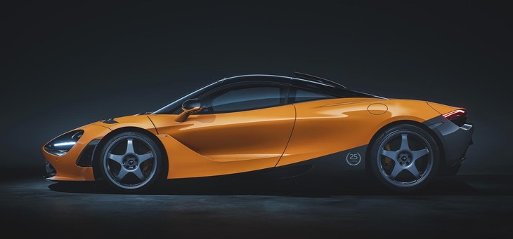 「マクラーレン・オレンジ」の「720Sルマン」。リアまわりを中心に車体の下部が「ウエノ・グレー」でペイントされている。