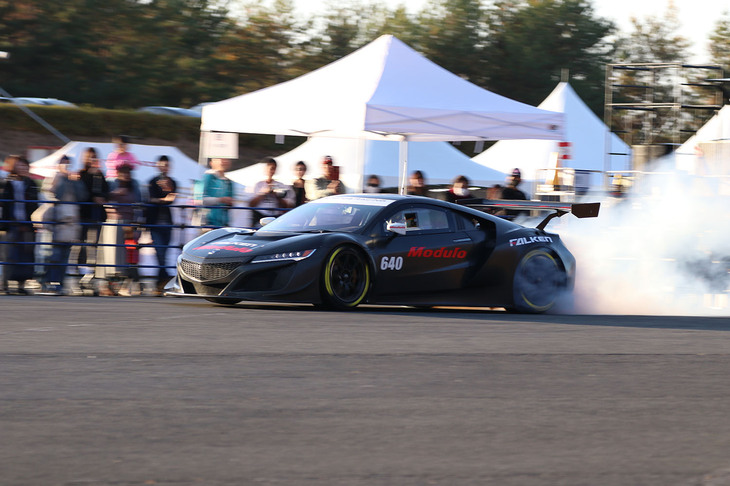 「ホンダNSX GT3」のデモランは、大草りき選手がドライブ。普段レースで乗るGT500マシンとは扱いが異なるため、少し戸惑うところもあったそうだが、360°ターンを披露するなど、華麗に操りファンを喜ばせた。