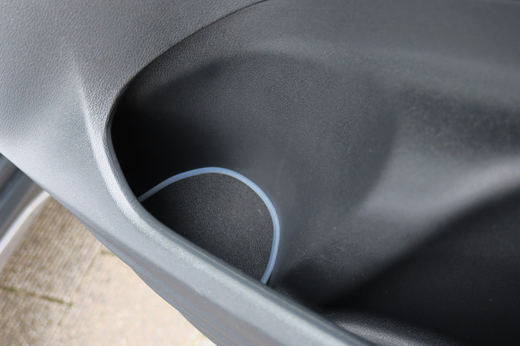 ホンダZR-V e:HEV X ホンダアクセス用品装着車（ドアポケットイルミネーション）