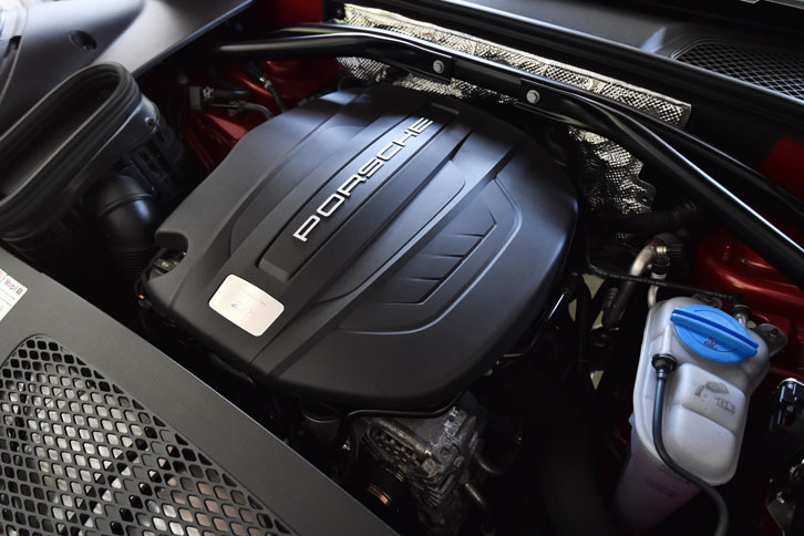 エントリーグレードである「マカン」に搭載される2リッター直4直噴ターボエンジン（最高出力237ps、最大トルク35.7kgm）。