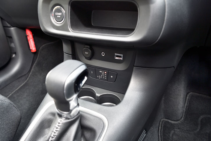 トランスミッションはトルクコンバーター式の6段AT。