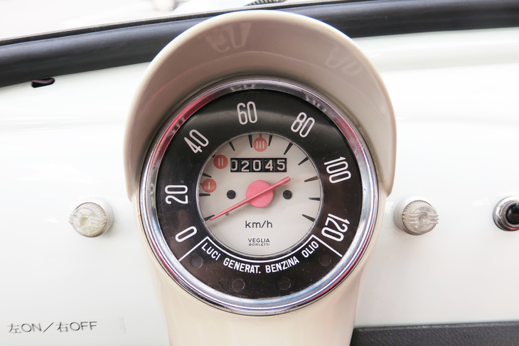 メーターはエンジン車のものをそのまま踏襲。文字盤に描かれている「I」「II」「III」の赤い吹き出しは、シフトアップポイントを差したものだ。