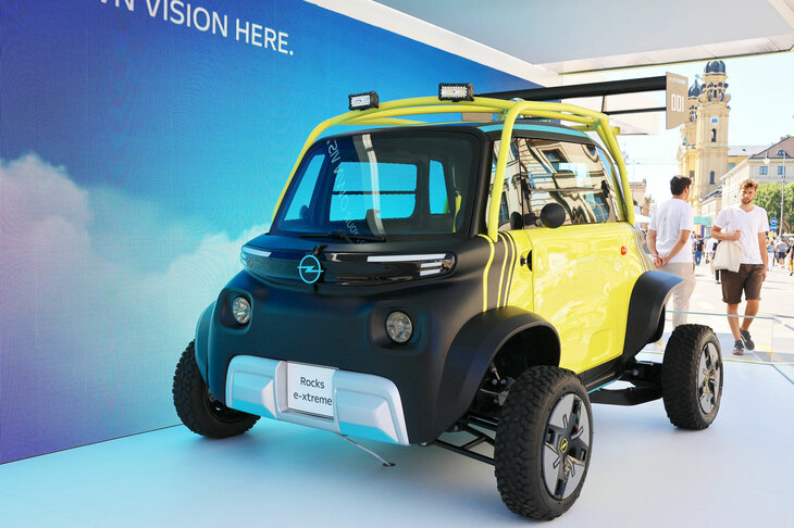 オペルの市内ブースより。「ロックス」（「シトロエン・アミ100％エレクトリック」の姉妹車）をベースにしたコンセプトカー「ロックスe-XTREME」。
