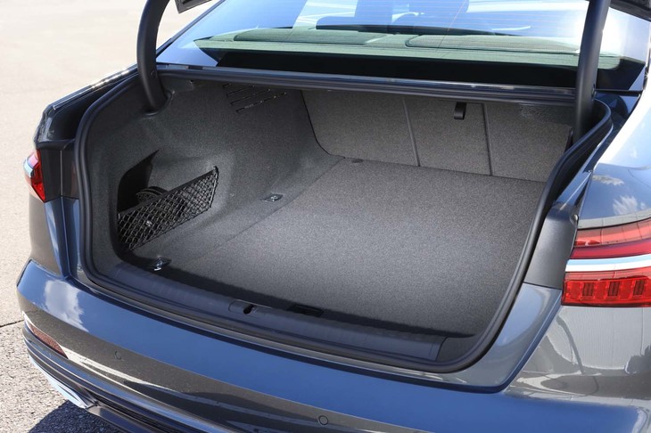 幅1050mm、容量530リッターのラゲッジスペースを持つ「A6セダン」。後席シートバックはステーションワゴンの「アバント」と同様に、40：20：40の分割可倒式になっている。