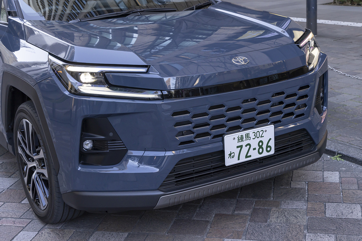 最新のトヨタ車ではおなじみのハンマーヘッドフェイスを採用。「Z」ではバンパーと一体成型のグリルを採用している。