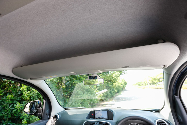 フロントのオーバーヘッドコンソールには帽子など小物類を収納できて便利。