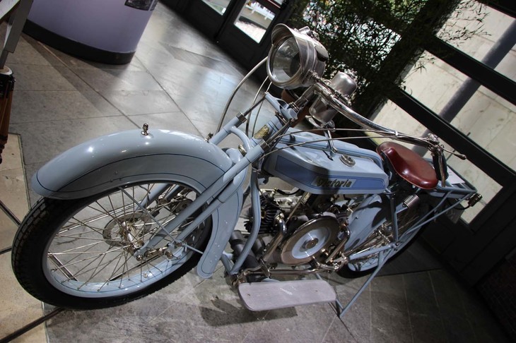 「ヴィクトリアKR1」（1921年）。第1次世界大戦におけるドイツの敗北およびベルサイユ条約によって軍用航空機エンジンの製造を禁止されたBMWは、船舶や大型トラック用エンジンを手がけたものの、成功には至らなかった。いっぽう、1920年末に開発された小型の「M2B15」型水平対向2気筒エンジンは、数々の二輪車メーカーに納入されるようになっていった。中でも英国のヴィクトリアは、BMWにとって最大の顧客であった。