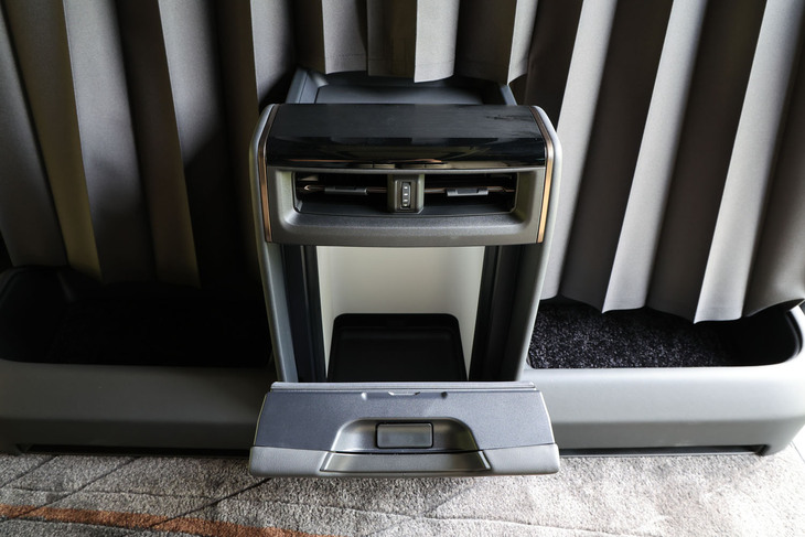 2段階の温度設定が可能な冷蔵庫をフロントのセンターコンソール後端にレイアウト。その左右には、手荷物などを置くことができる大型のフロアトレーが設置されている。