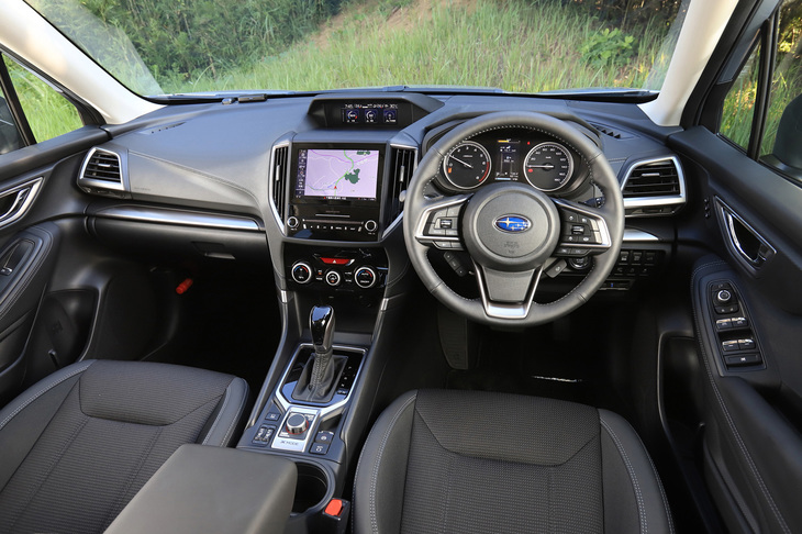 今回試乗したのはベースグレードの「ツーリング」。内装は有彩色のステッチやメタル調の装飾を配したシンプルな仕様となっている。