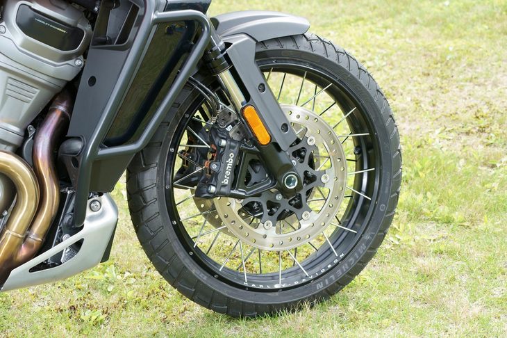 足元の仕様には、キャストホイールのほかに、オフロードでの柔軟性に優れたスポークホイール（チューブレスタイヤ対応）も用意されている。