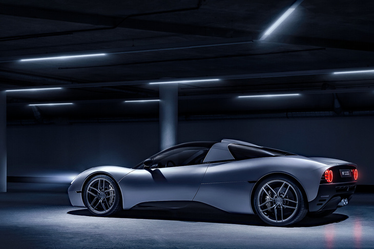 「マクラーレンF1」を思わせるウエッジシェイプの「T.50」に対し、「T.33」は往年のイタリアンスパーカーをほうふつさせる、クラシックなデザインとなっている。