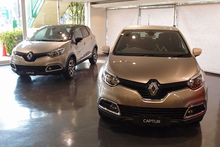 こちらはベージュ サンドレ メタリックのカラーをまとう2台。ルーフの色はノワール エトワール メタリック（黒：写真左）とイヴォワール（白：同右）が選べる。