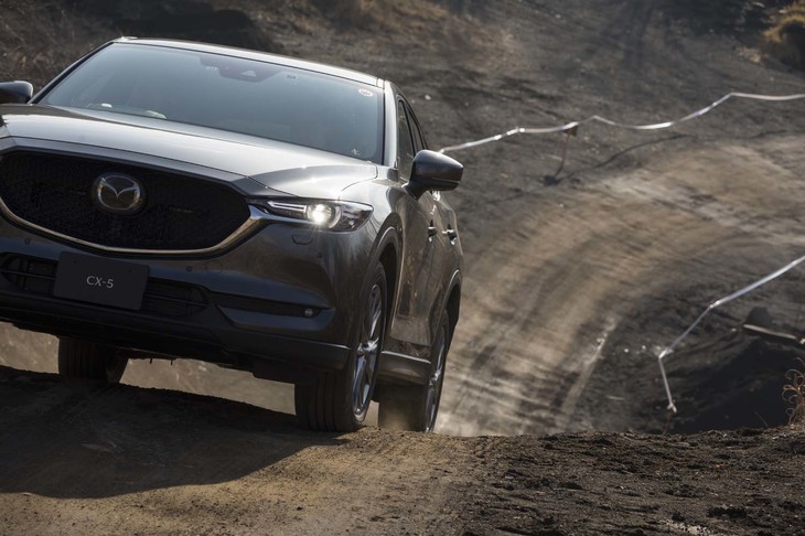 「CX-5」では急坂のぼりにチャレンジ。4輪がしっかり接地する路面であれば、この程度の坂は「オフロードトラクションアシスト」なしでも登りきる地力はもともとある。