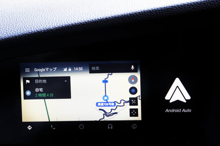ダッシュボード上段に備わるインフォテインメントシステム。オーディオや通話、それにともなう携帯端末との接続、車両設定などの機能は備わるが、ナビを含むその他の機能については、携帯端末のミラーリング任せとなっている。
