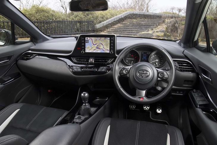 ブラック基調で統一されたインテリア。基本的なデザインは他の「C-HR」と変わらないが、“GRスポーツ”にはダークシルバー塗装のトリムが与えられる。