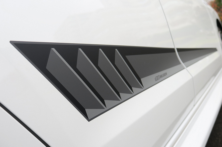 ホンダ・フィットe：HEV RS 無限パーツ装着車（ドアサイドデカール）