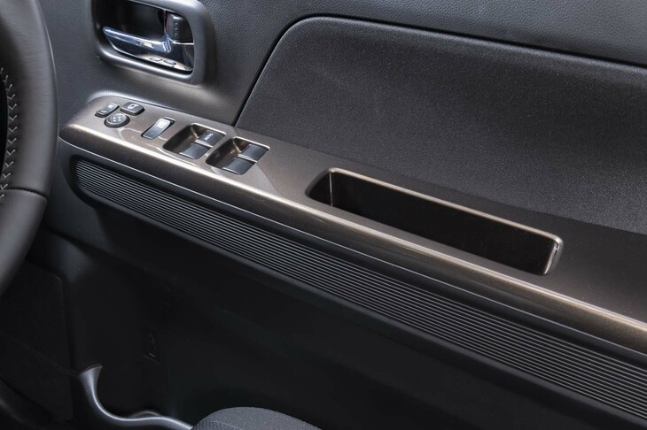 ドアアームレストにはアクセントとしてブラウンメタリックのパネルが使われている。