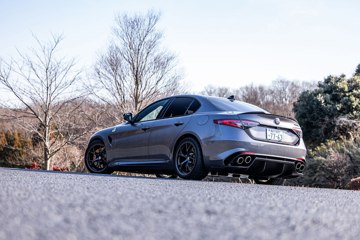 「ジュリア クアドリフォリオ エストレマ」の外板色は、写真の「ヴェズヴィオグレー」のほか、「ブルカノブラック」「ミザーノブルー」「エトナレッド」「モントリオールグリーン」「アルファレッド」の全6色から選択できる。