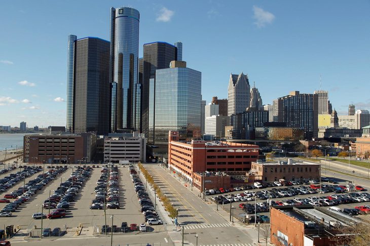 GMが本社を構えるルネサンスセンター。デトロイトは2013年の財政破綻後、積極的な景気振興策などによって急速に復興。今では自動車産業に加え、工作機械やスタートアップの企業も集う産業都市となっている。