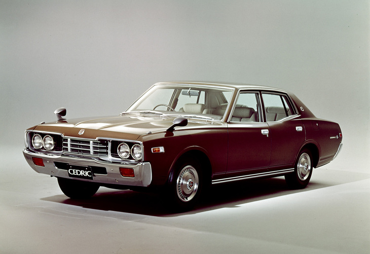 「日産セドリック」（330）の基本モデルだった4ドアセダン。成功した先代（230）のキープコンセプトながら、コークボトルラインをより強調したスタイリングを持つ。