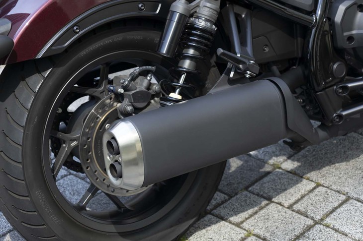 やや高めの位置にレイアウトされたサイレンサー。重厚かつ上質なサウンドを奏でる。