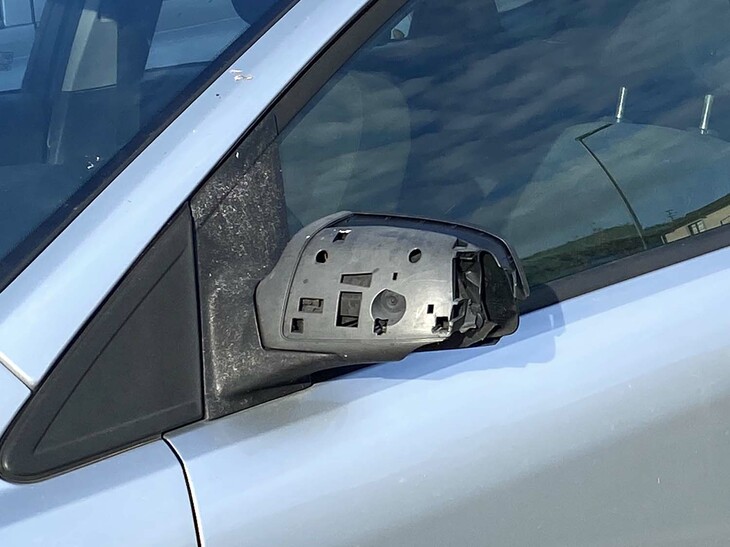 重傷に至らなくても、カバーが取れたまま放置されたドアミラーは少なくない。これは「フォード・フォーカス」。ガムテープの接着跡からは、オーナーの苦労と断念の経緯がしのばれる。11月撮影。