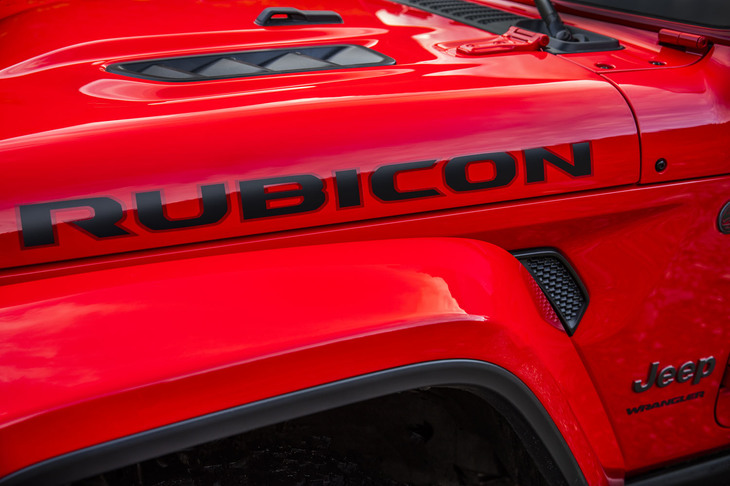 「ルビコン」は「ラングラー」のグレード名としても用いられており、オフロードタイヤを標準装備する“本格派”グレードとなっている。前後のデフロック機構が備わるのもルビコンのみ。