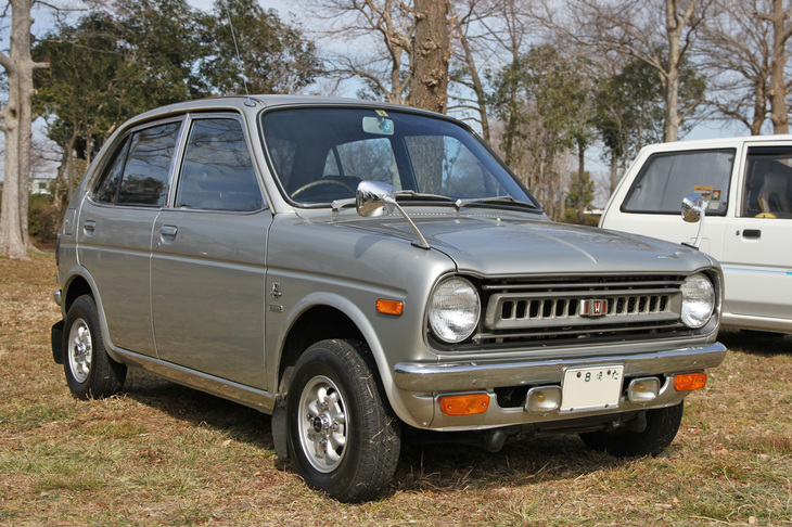 1972年「ホンダ・ライフ カスタム」。水冷エンジンに転換し、静粛性が自慢の“大人の軽”だったライフの最高級グレード。「埼8」のシングルナンバーが付いた、アルミホイールを除きオリジナルの未再生車。