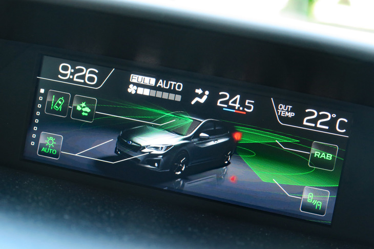 マルチインフォメーションディスプレイに表示される、各種安全装置の作動状態。それにしても、複雑化する自動車の運転支援システムや予防安全装置について、セールスマンはお客にどう説明しているんだろう？　皆が皆クルマに詳しいわけじゃないだろうし。