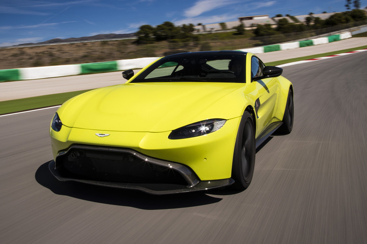 プレミアム会員になると、試乗記やエッセイなどが、いち早く閲覧できるようになります。（写真は新型「アストンマーティン・ヴァンテージ」の試乗記から）