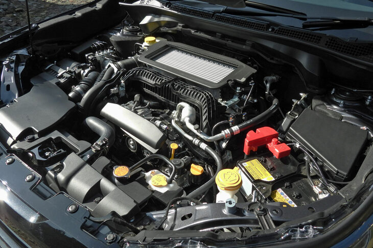 従来型から受け継がれた1.8リッター直噴ターボエンジン。力強い出力特性から「ひんぱんにロングツーリングする人にもお薦め」というのはスバル関係者の弁。（写真：webCG）