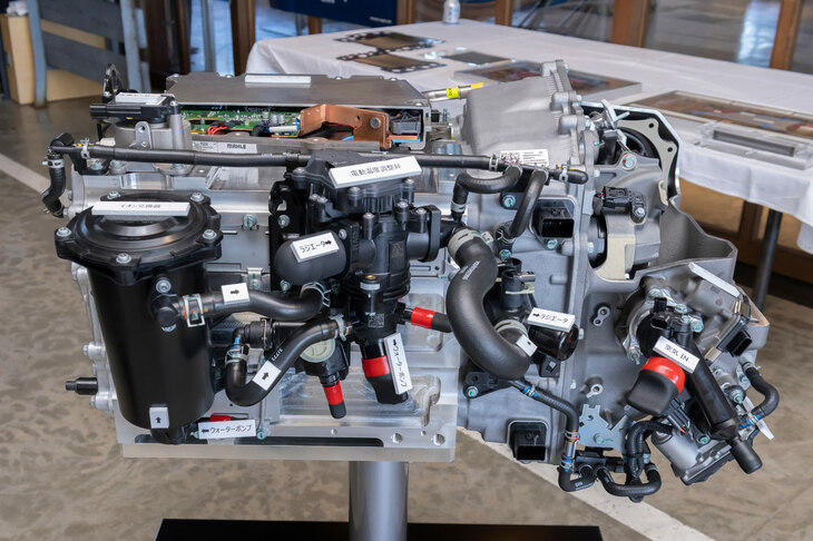 「CR-V e：FCEV」に搭載されるFCスタック。ポンプやら加湿器やらコンプレッサーやらが付いているのでゴチャゴチャして見えるが、FCスタックそのものは、比較的シンプルな四角い形をしている。