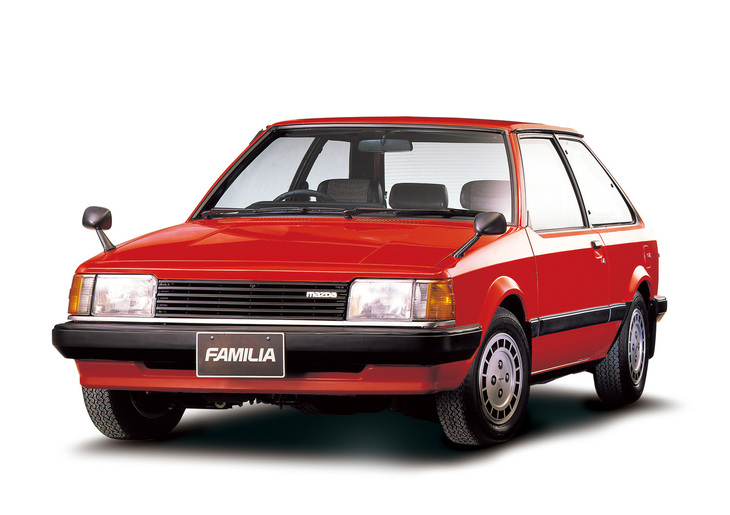 1980年にフルモデルチェンジされた5代目「ファミリア」。先代同様3ドア／5ドアハッチバックのほか、遅れてノッチバックの4ドアセダンも追加。エンジンは1.3リッター／1.5リッターの直4 SOHCで、1983年には1.5リッターターボも加えられた。1980年に第1回日本カー・オブ・ザ・イヤーを受賞している。