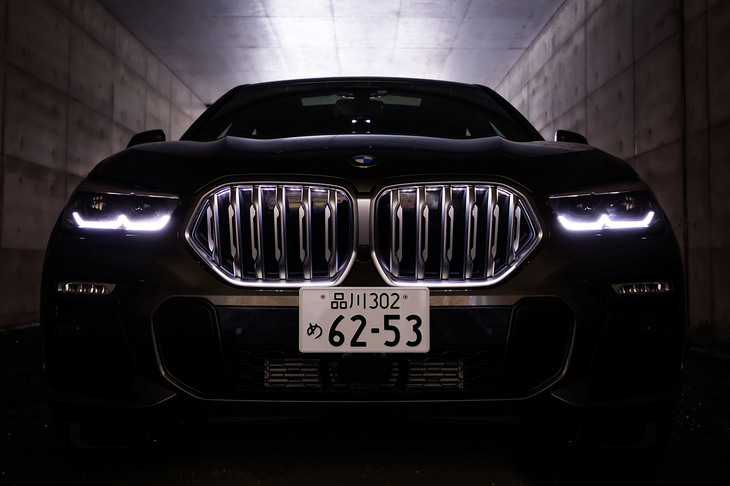 光ファイバー技術を用いてキドニーグリルを光で浮かび上がらせる「アイコニックグロー」をBMW車で初めて採用。