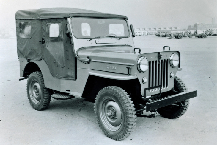 三菱は1952年にウィリス社と契約を結び、翌1953年より「ジープ」の生産をスタート。量産第1弾の「J1型」は、54台が林野庁に納車された。