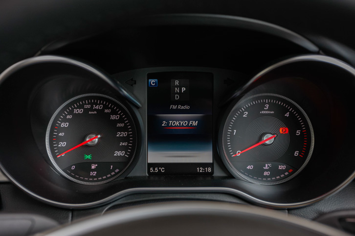 シンプルなデザインの2眼式メーター。中央にはマルチファンクションディスプレイが備わる。