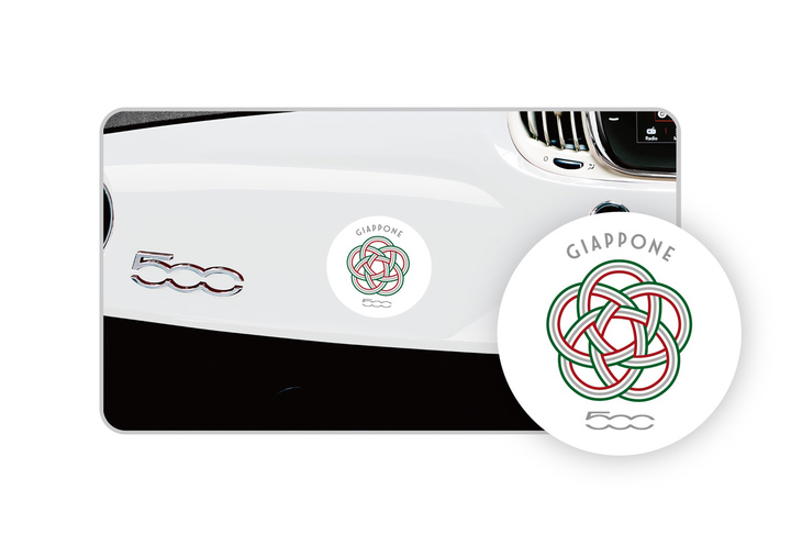 トリコローレカラーのステッカーは、インストゥルメントパネルにも貼付されている。