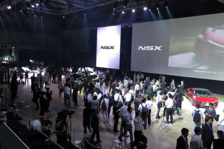 フォトセッションが終わり、いよいよ実車確認の時間。6台の展示車両に報道関係者やゲストが殺到する。